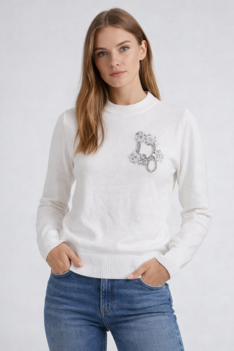 Бял пуловер с кристална апликация